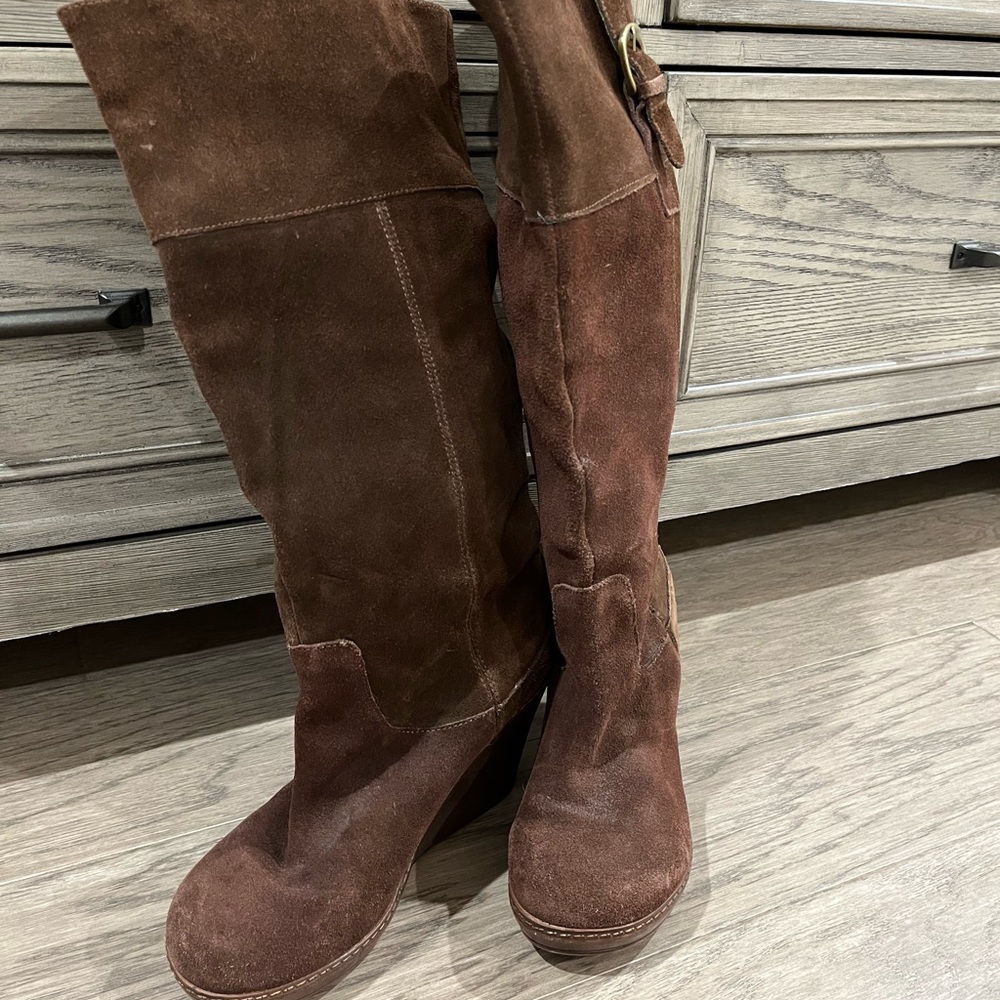 Tall Brown suede boots
Size 8